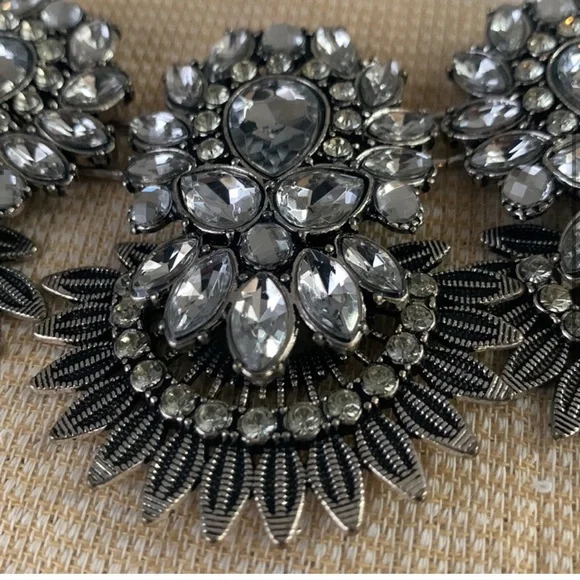 Elegant Faux Silver Statement Necklace - Picture 4 of 4